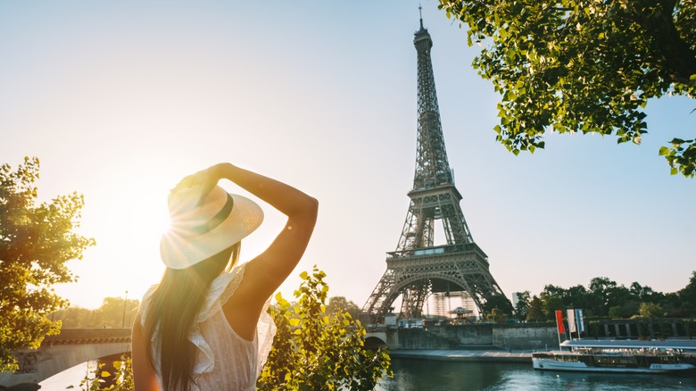 Woman stands before Eiffel Tower