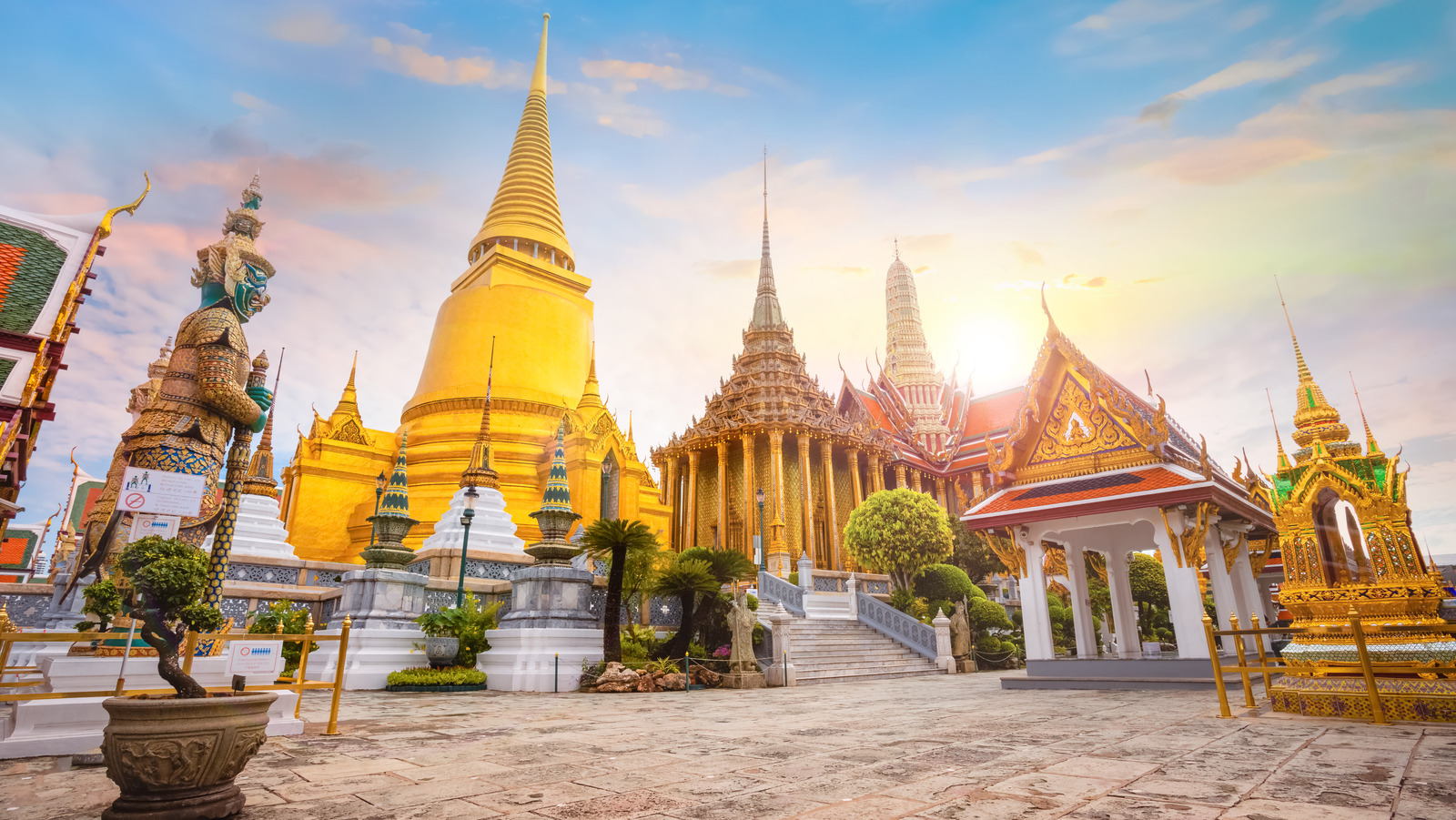 1 Visit the Grand Palace