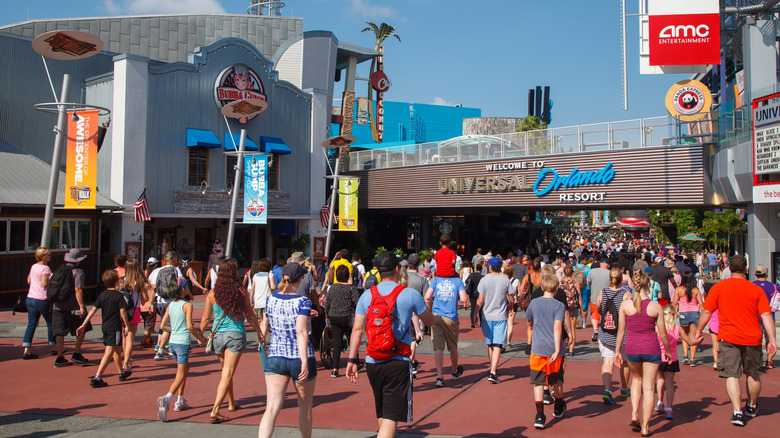 Crowd walking into Universal Orlando Resort