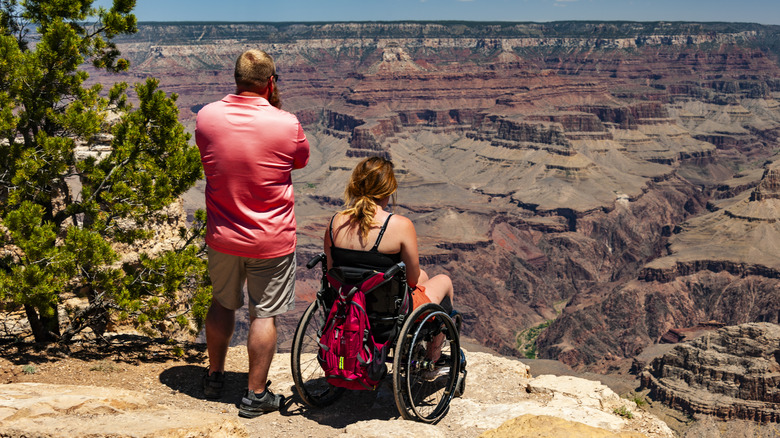 Grand Canyon shuttle bus which has wheelchair lifts