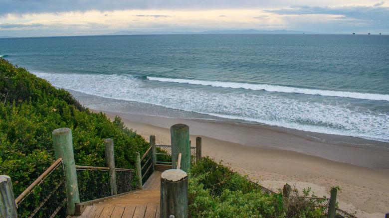 steps down to the beach