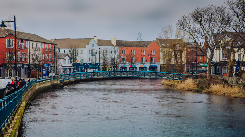 A river running through a town with colorful buildings