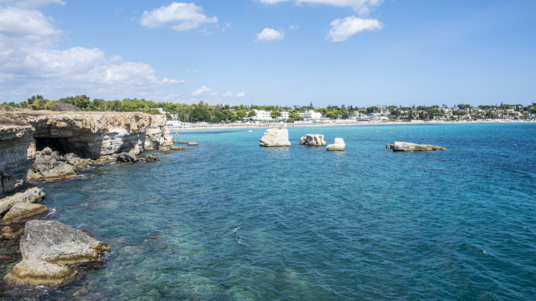 White cliffs and turquoise water at Fontane Bianche beach
