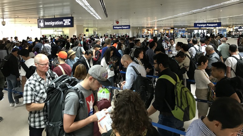 Long immigration line at NAIA