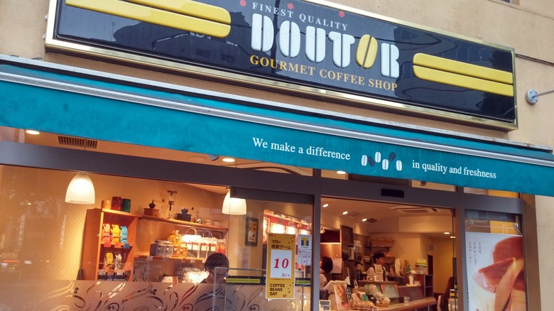 Doutor coffee shop sign entrance