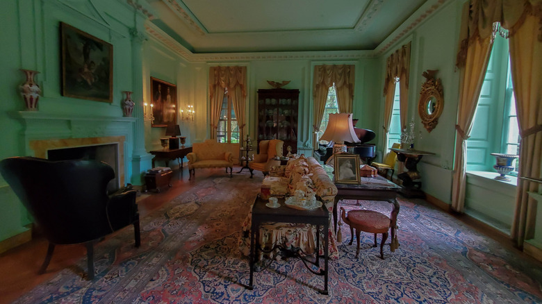 the elegantly decorated dining room at Swan House Atlanta