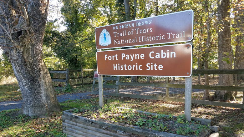 the entrance to Fort Payne Cabin Historic Site in Fort Payne Alabama