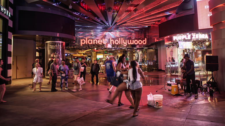 Street performer in front of Vegas Planet Hollywood