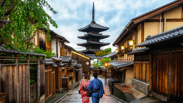 People wearing kimono in Higashiyama  