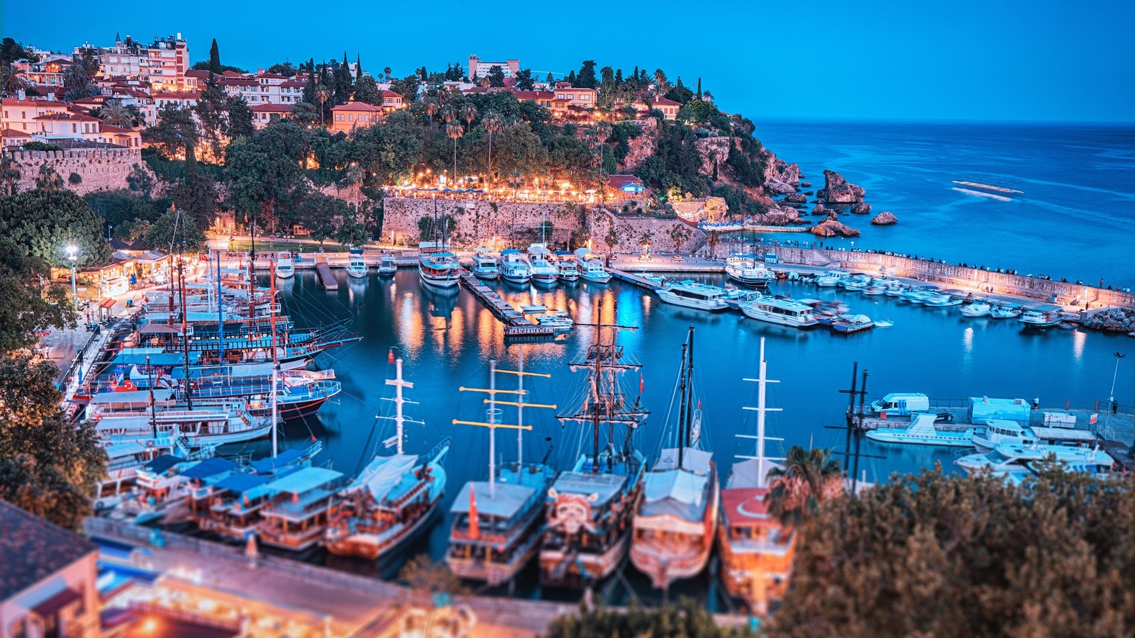 Book An Overnight Port Cruise For The Ultimate Nightlife Experiences