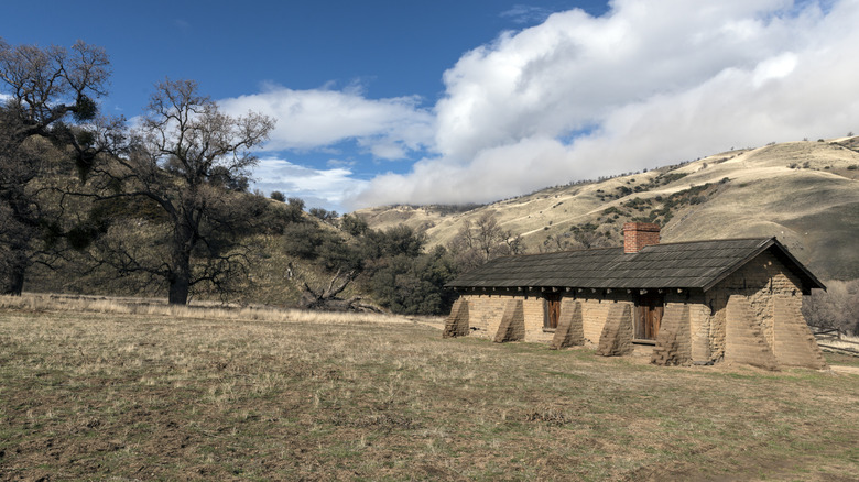 An adobe building against a hilly background, officers' quarters of historic Fort Tejon