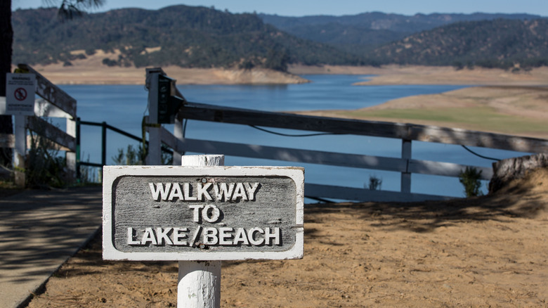 Walkway to Lake beach signage at Lake Nacimiento