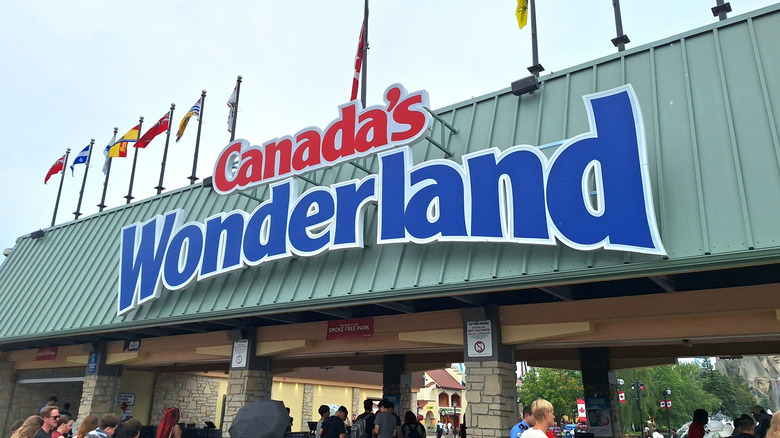 Canada's Wonderland entrance sign at the gates