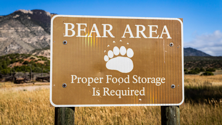 park sign requring proper bear food storage