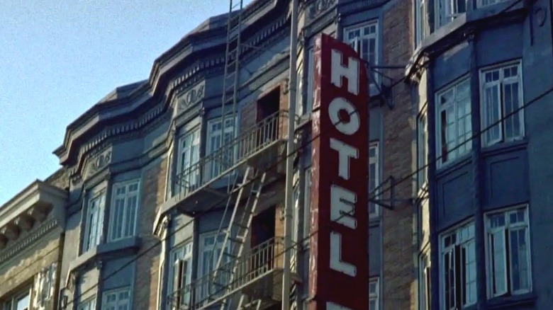 Vertigo screenshot Hotel Empire blade sign