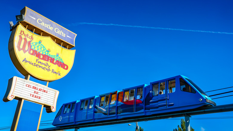 Dutch Wonderland sign and monorail