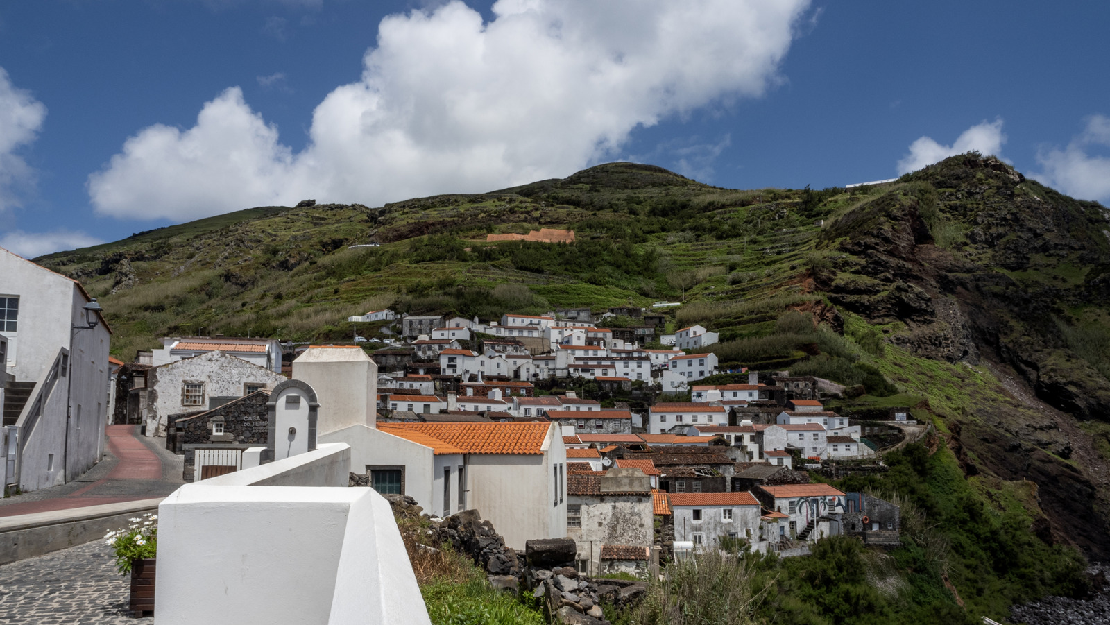 यूरोप का सबसे सुदूर द्वीप आश्चर्यजनक झरनों और ज्वालामुखीय दृश्यों वाला एक हरा-भरा नखलिस्तान है