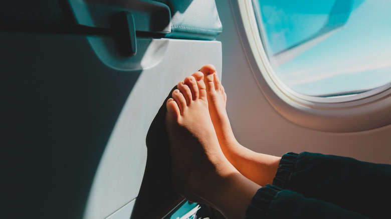 bare feet on airplane seat