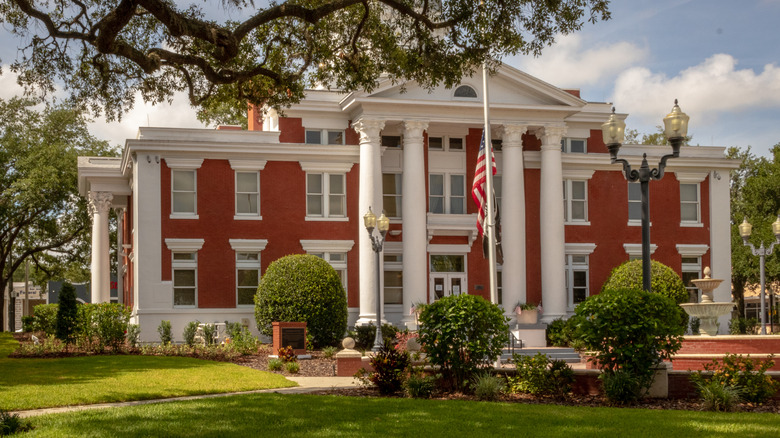 historic courthouse in Dade City Florida