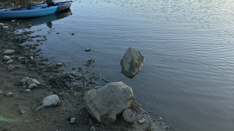a kayak along the edge of Goldwater Lake outside of Prescott, Arizona