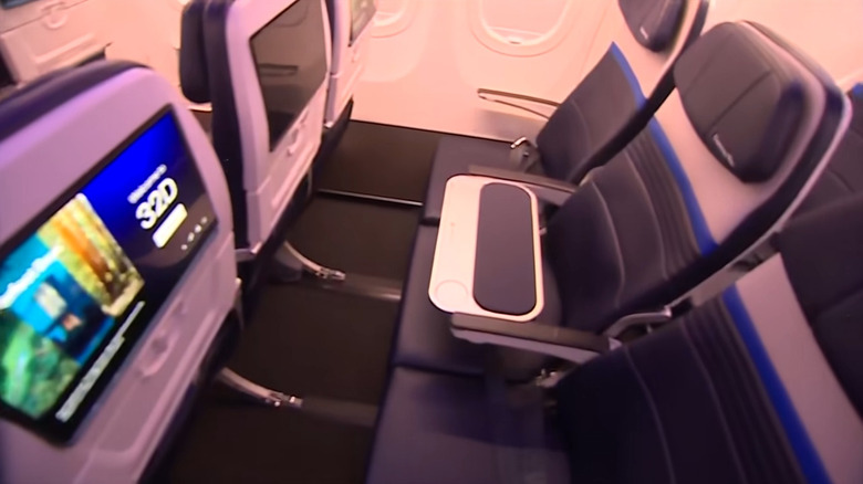 The new middle seat with table on United's Airbus.