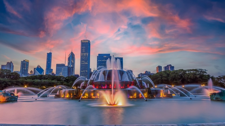 Buckingham Fountain at sunset in Chicago