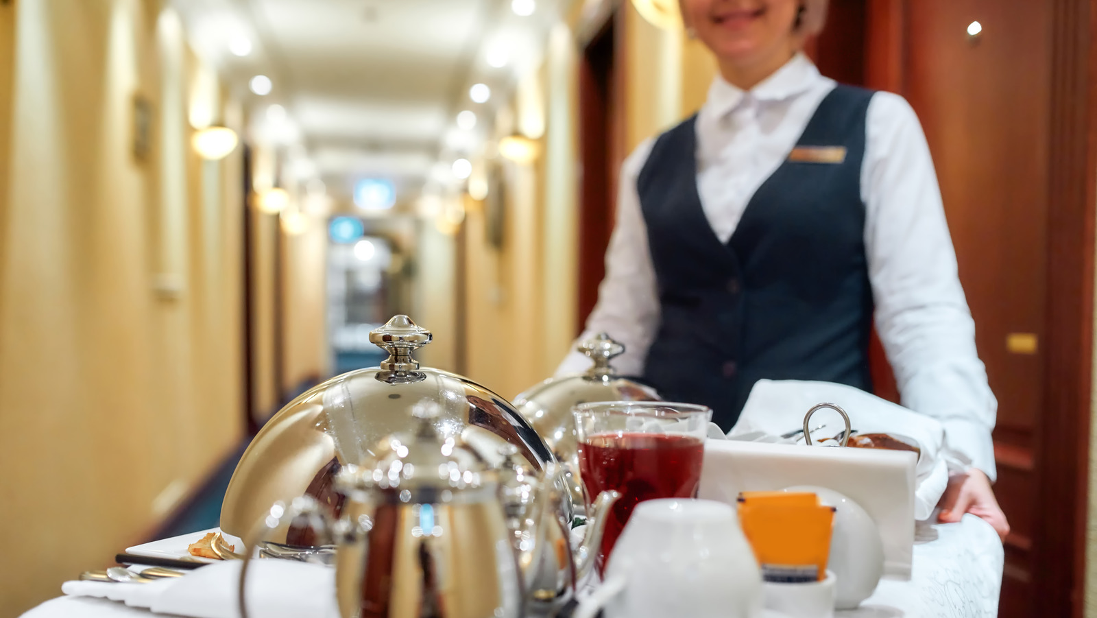 How Much You Should Really Be Tipping For Room Service
