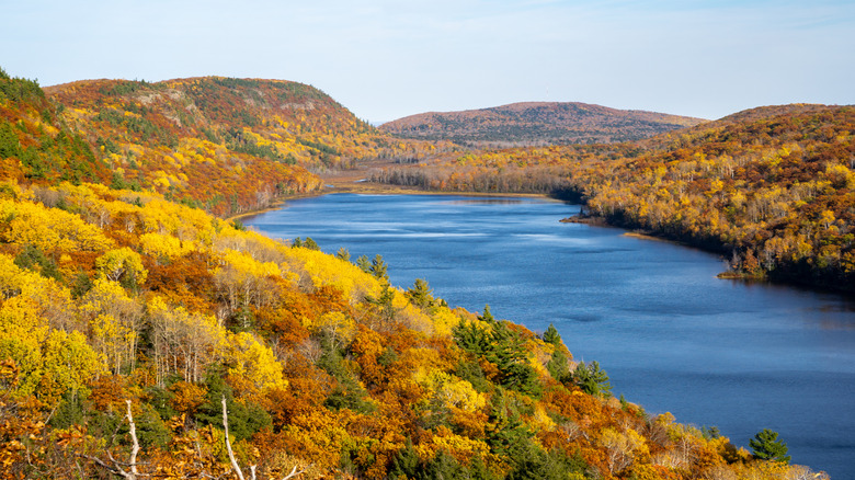 fall colors at Lake of the Clouds in the Michigan State Park