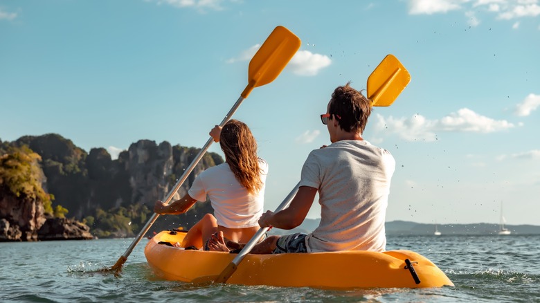 couple kayaking 