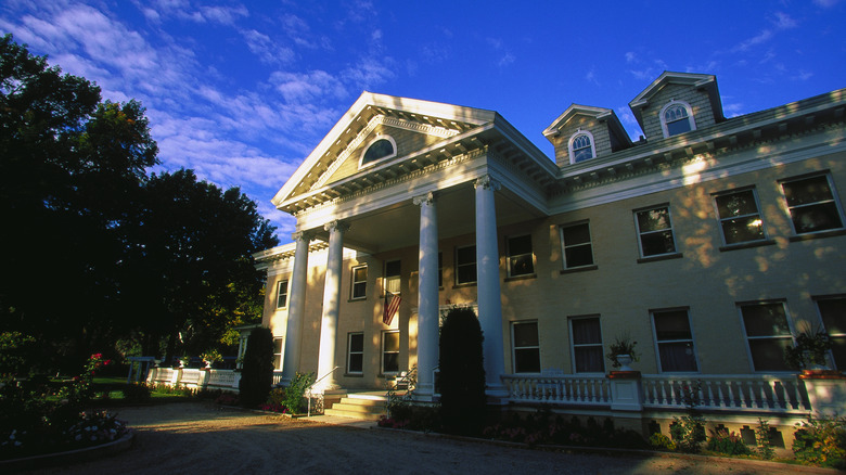 Toweing colonial building in Hamilton, MT