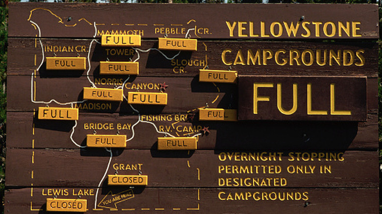 A sign indicating that all campgrounds in Yellowstone are full.