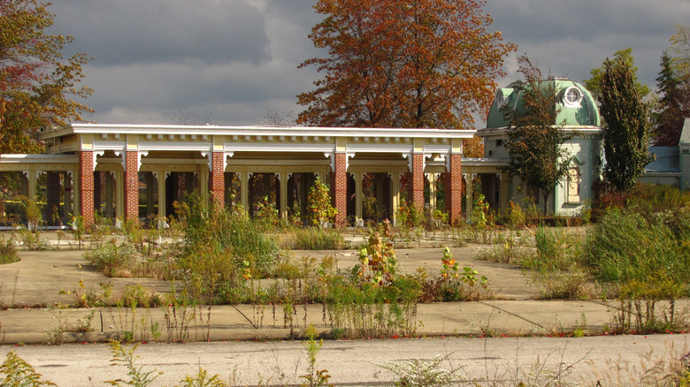 The abandoned entrance of Geauga Lake park.