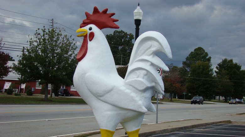 A giant wooden rooster in Madison, Georgia