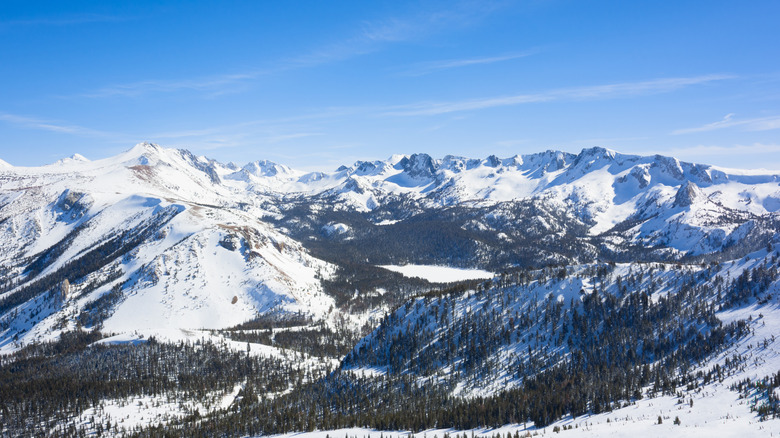 A view of snowy mountains on Mammoth Mountain in Mammoth Lakes