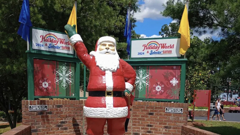 A Santa Claus statue at the entrance to Holiday World.