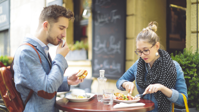 Couple eating at a restaurant in Paris