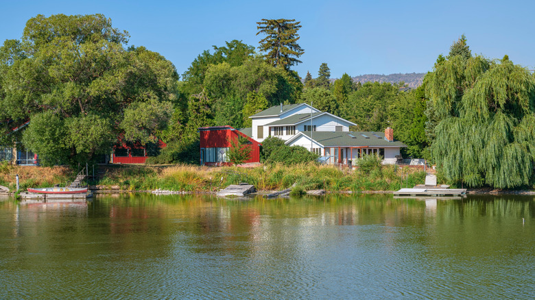 Pelican Marina neigborhood homes at the lake in Klamath Falls, Oregon