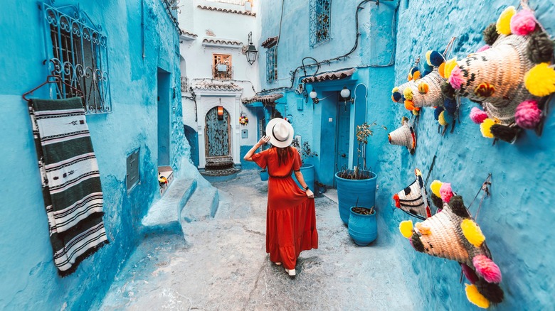 woman visiting blue city of Chefchaoun