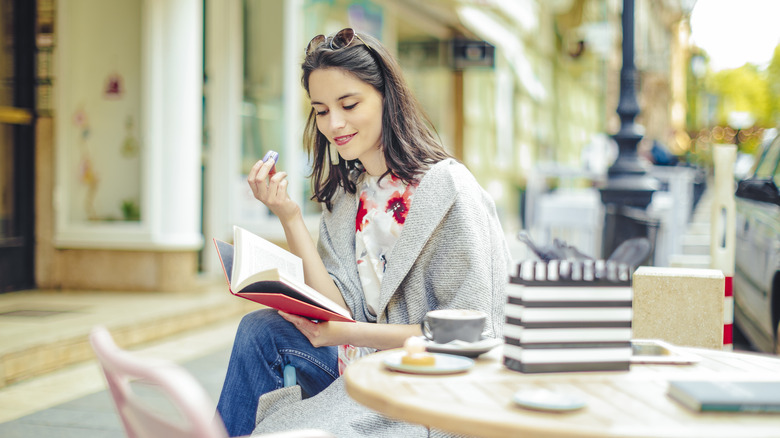 woman at cafe in city