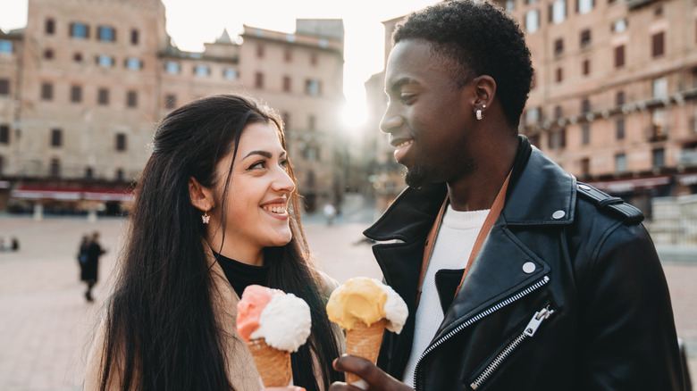 couple eating gelato in Italy