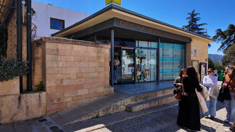 Tourists standing outside the Ronda Municipal Tourist Office
