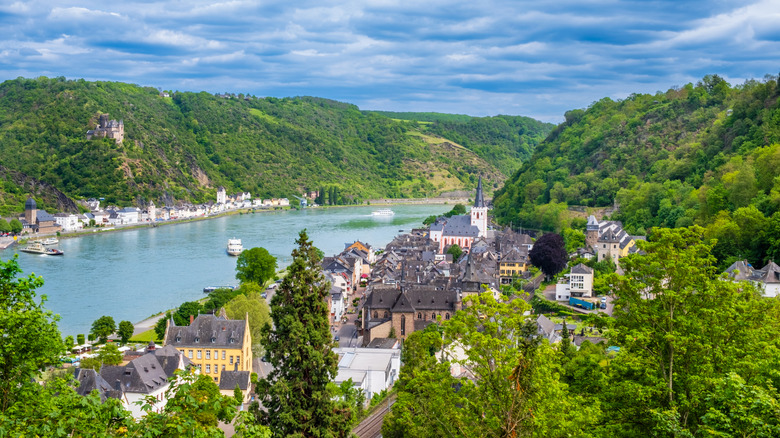 View over towns Sankt Goar and Sankt Goarshausen on bank of Rhine River