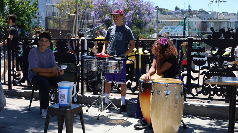 street musicians on Valencia Street