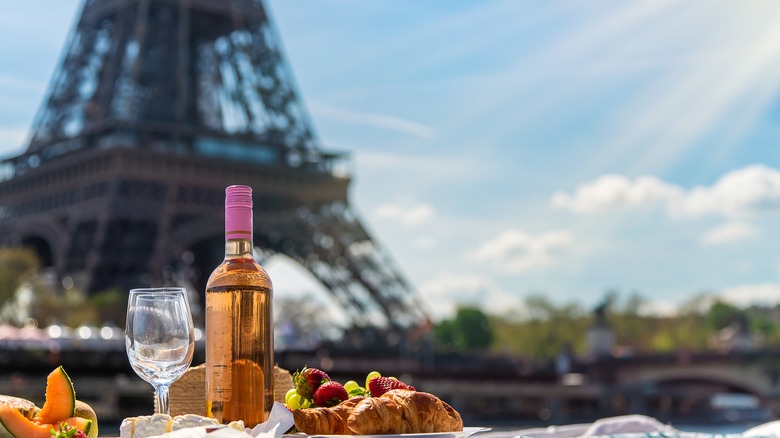 Picnic with an Eiffel Tower view