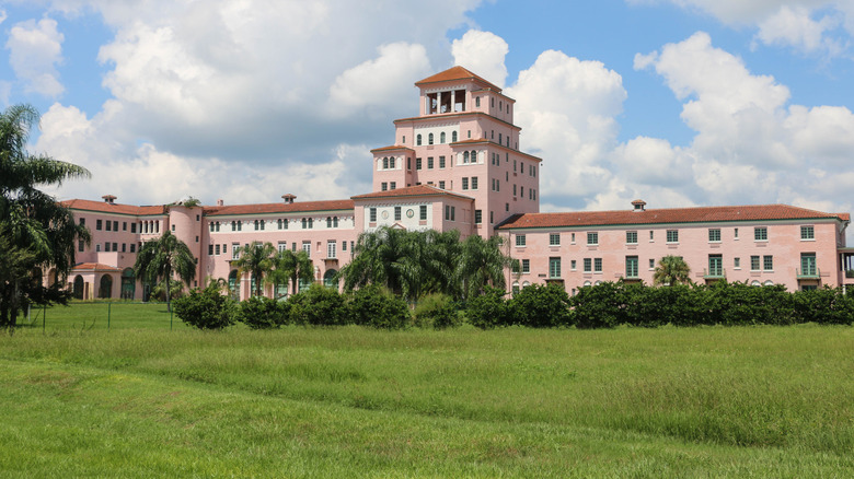 large pink building in Sebring, Florida with fresh green grass