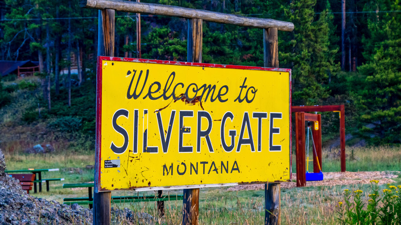 Welcome to silver gate sign