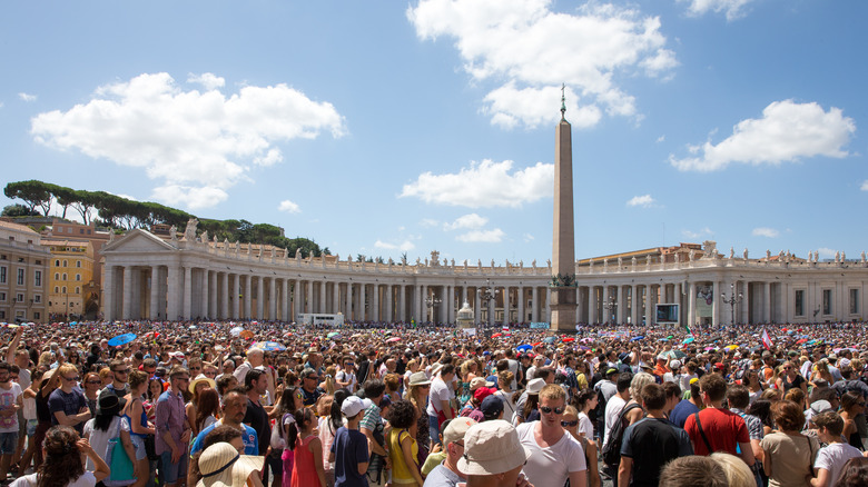 Large crowd in Vatican
