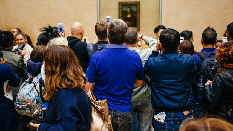 crowd of tourists seeing the Mona Lisa