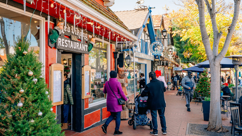 Street scene with restaurant and Christmas tree in Solvang