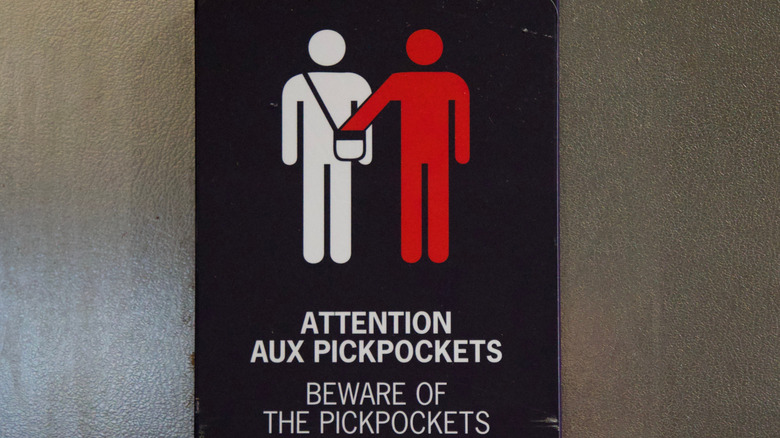 Paris sign warns about pickpockets